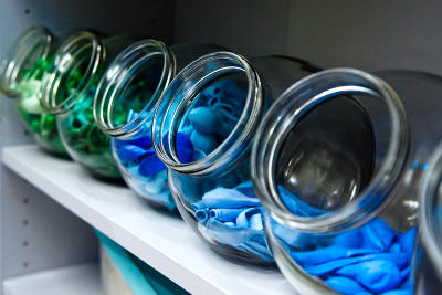 Gläser mit blauen und grünen Ballons